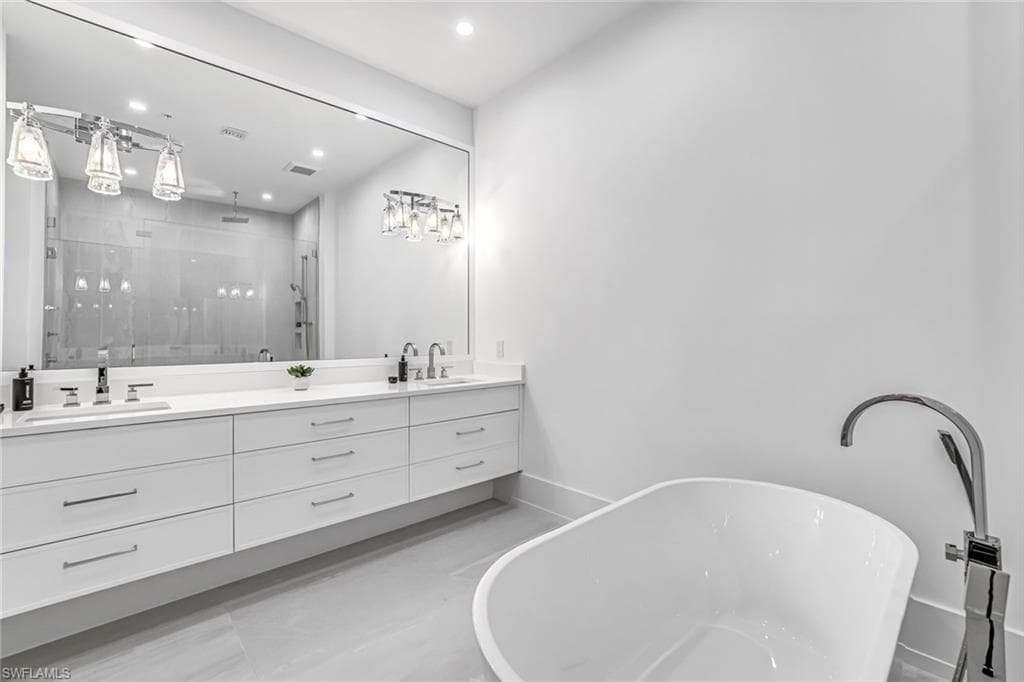 201 8th St S 308, Naples, FL 34102-16