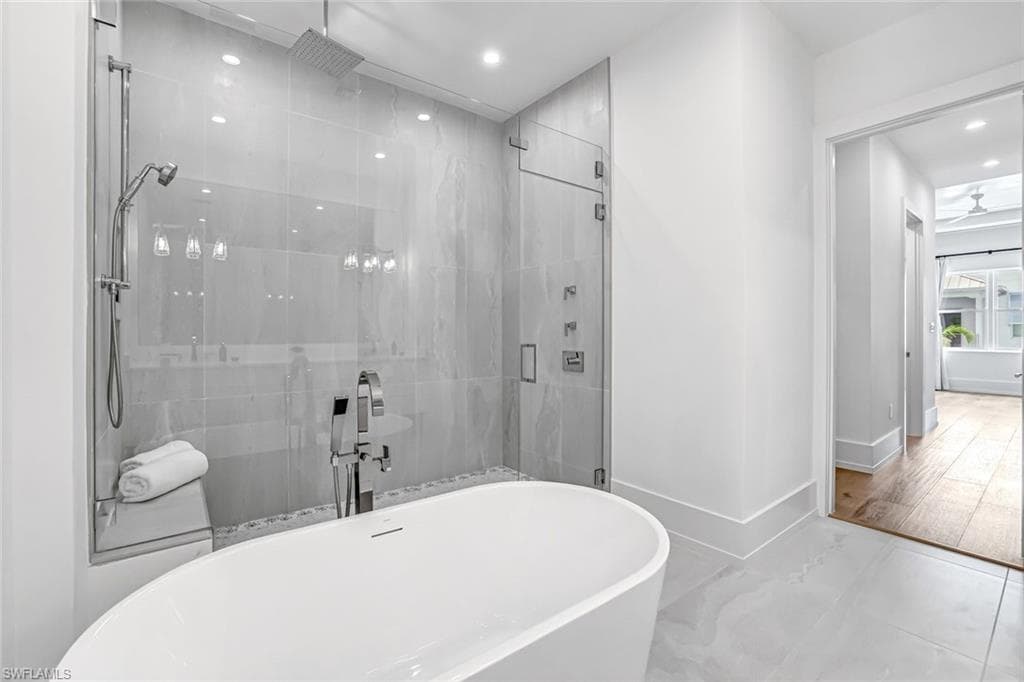 201 8th St S 308, Naples, FL 34102-17