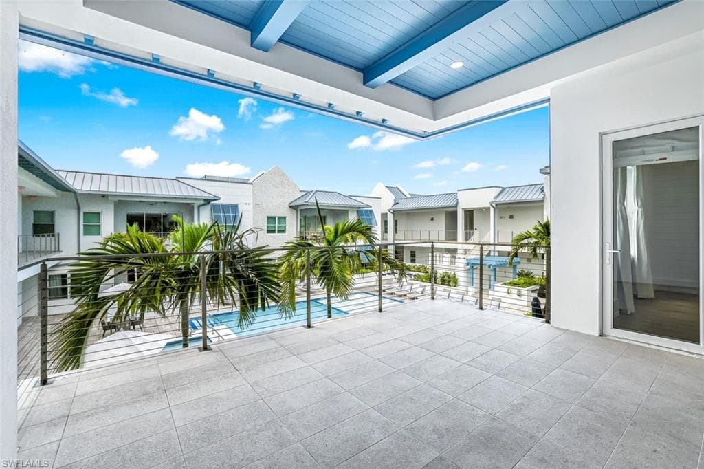 201 8th St S 308, Naples, FL 34102-22