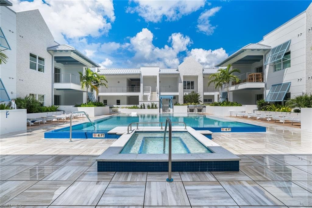 201 8th St S 308, Naples, FL 34102-25