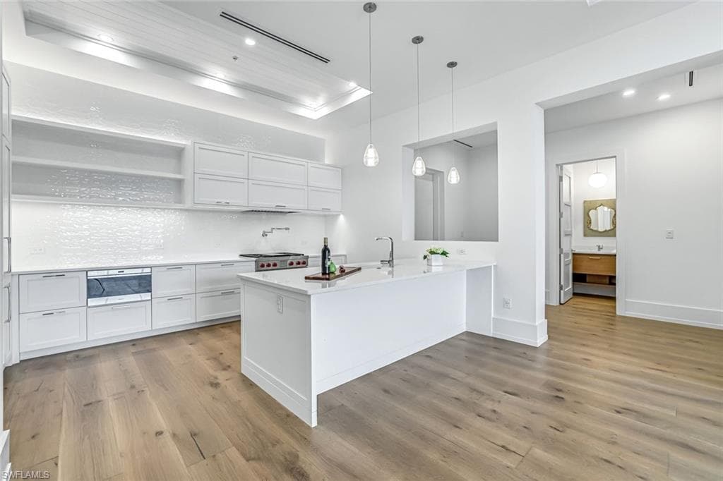 201 8th St S 308, Naples, FL 34102-3