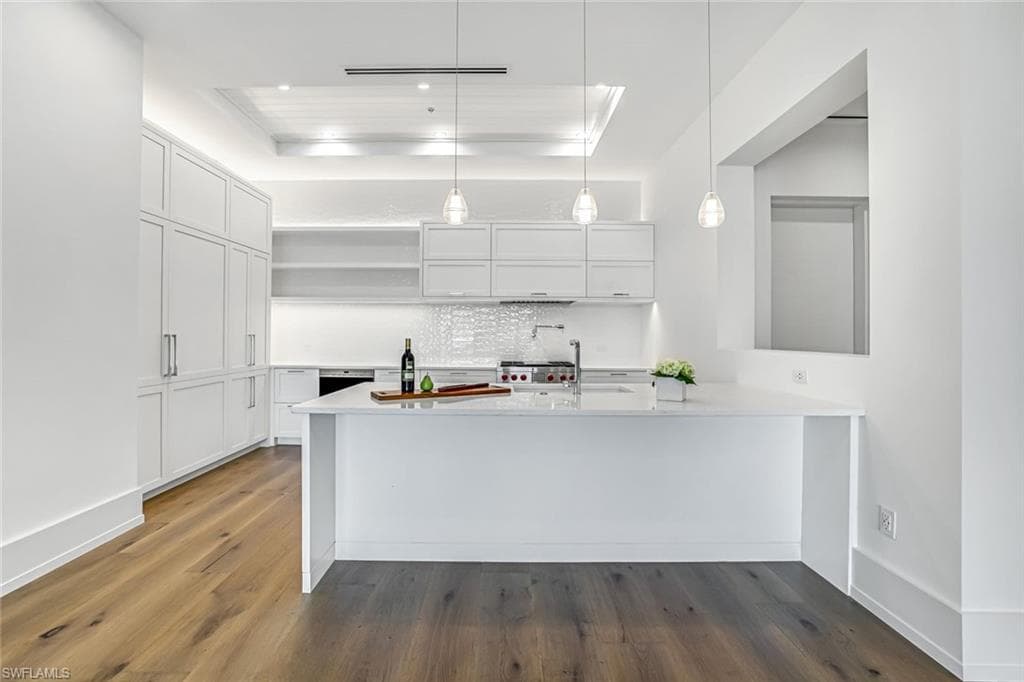 201 8th St S 308, Naples, FL 34102-4