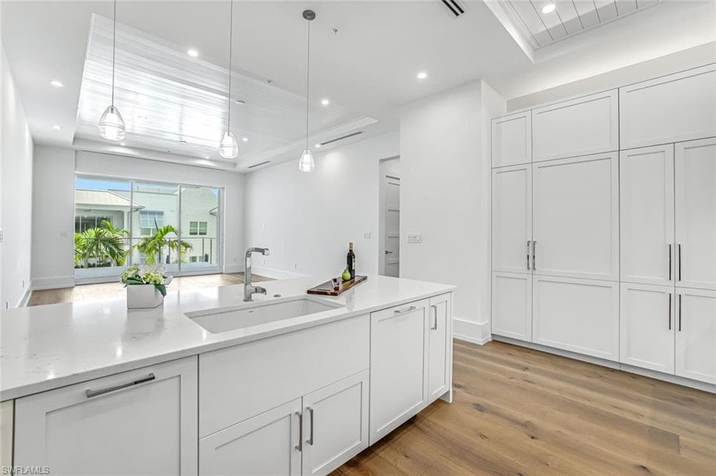 201 8th St S 308, Naples, FL 34102-7