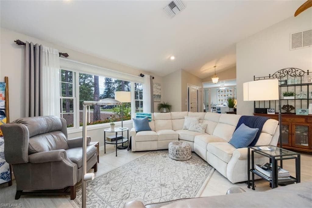 5520 Cynthia Ln, Naples, FL 34112-8