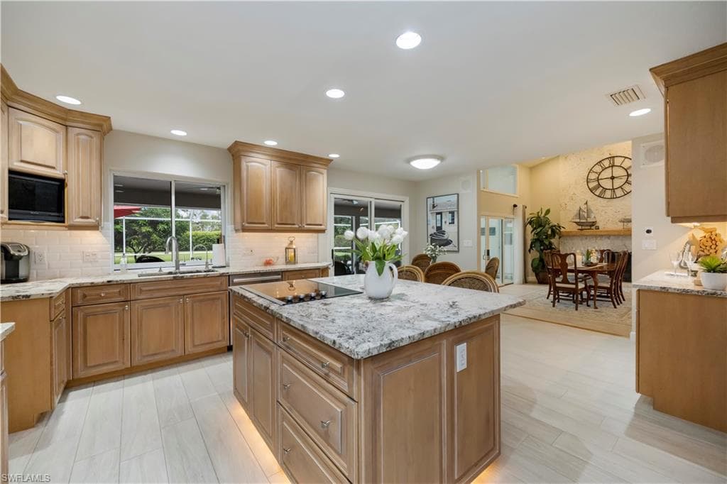 5520 Cynthia Ln, Naples, FL 34112-4