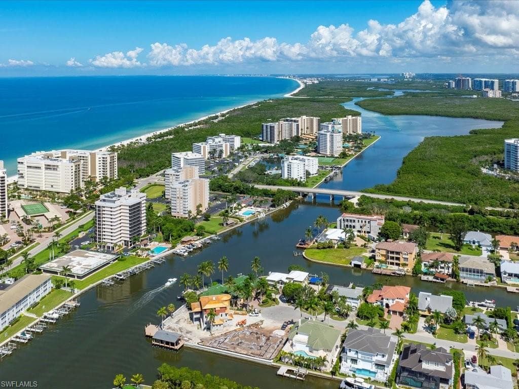 10337 Vanderbilt Dr, Naples, FL 34108-10