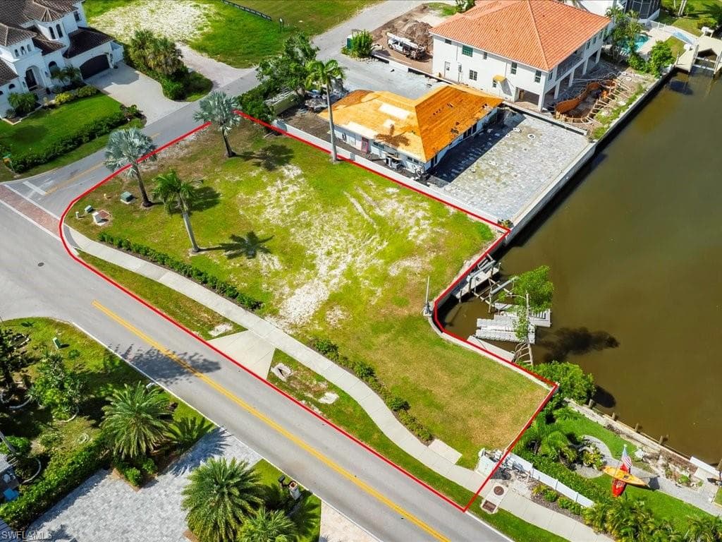 10337 Vanderbilt Dr, Naples, FL 34108-12