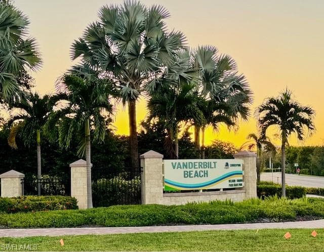 10337 Vanderbilt Dr, Naples, FL 34108-27