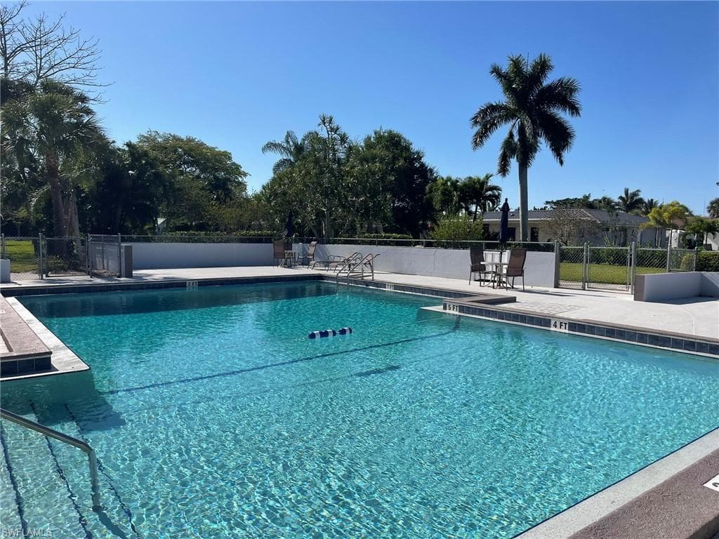 547 Eastwood Dr, Naples, FL 34110-8