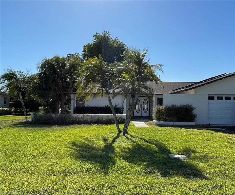 547 Eastwood Dr, Naples, FL 34110-1