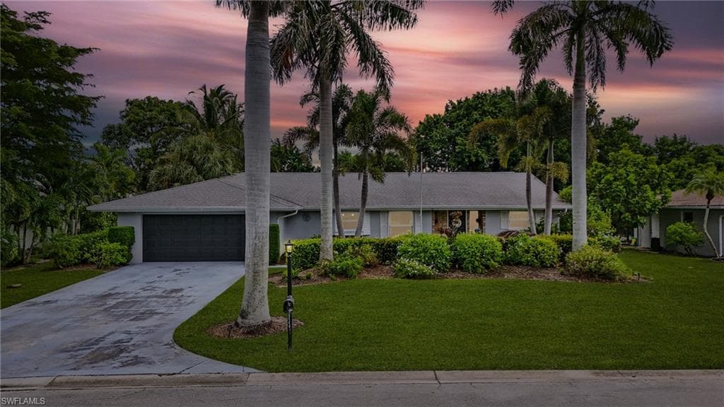 249 Pebble Beach Cir, Naples, FL 34113-1