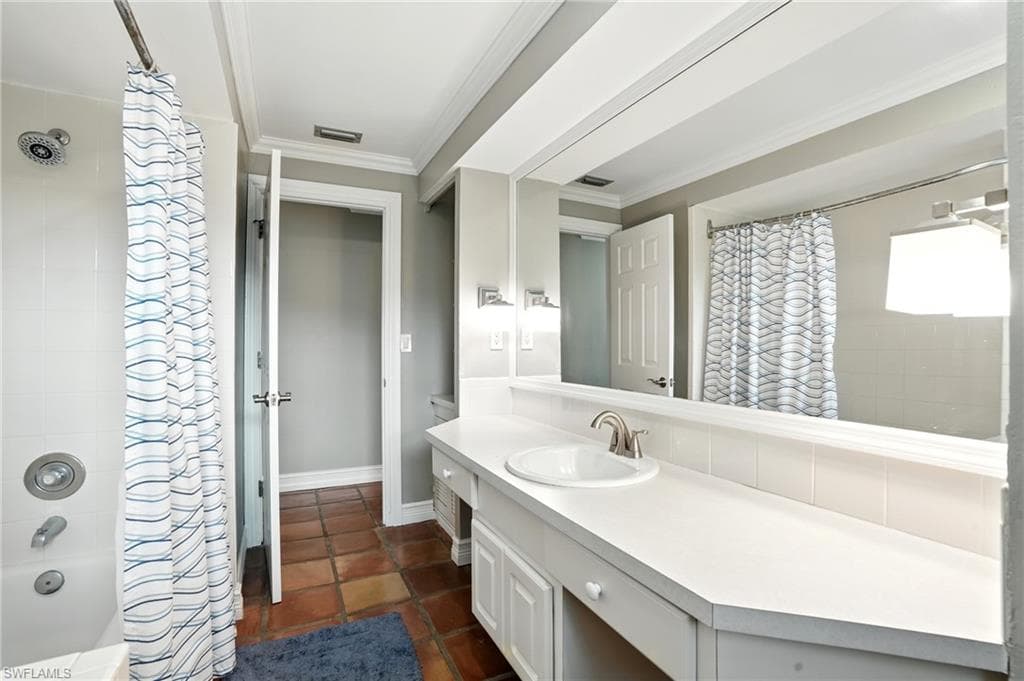 249 Pebble Beach Cir, Naples, FL 34113-33