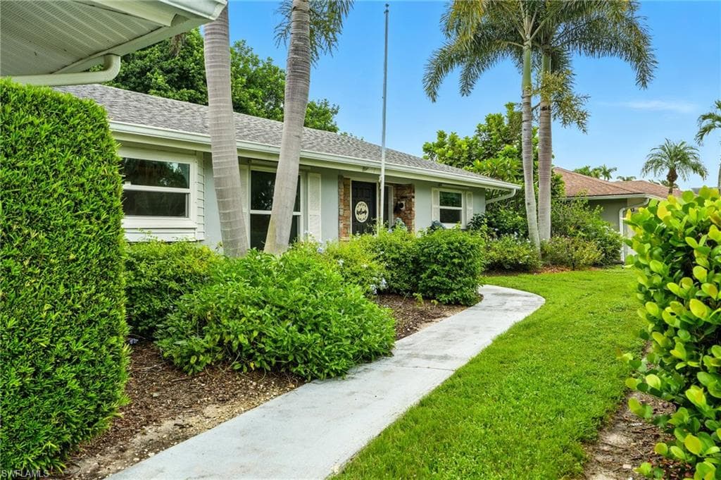 249 Pebble Beach Cir, Naples, FL 34113-4