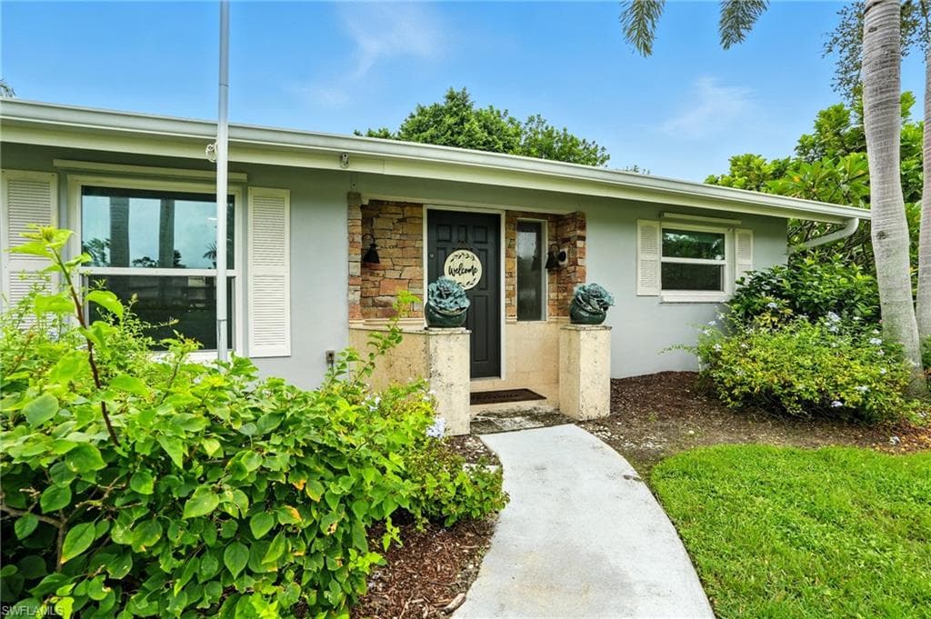 249 Pebble Beach Cir, Naples, FL 34113-5