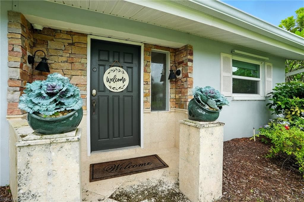 249 Pebble Beach Cir, Naples, FL 34113-6