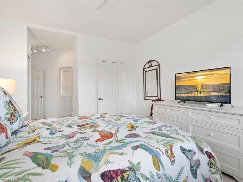 200 L Ambiance Cir 102, Naples, FL 34108-14