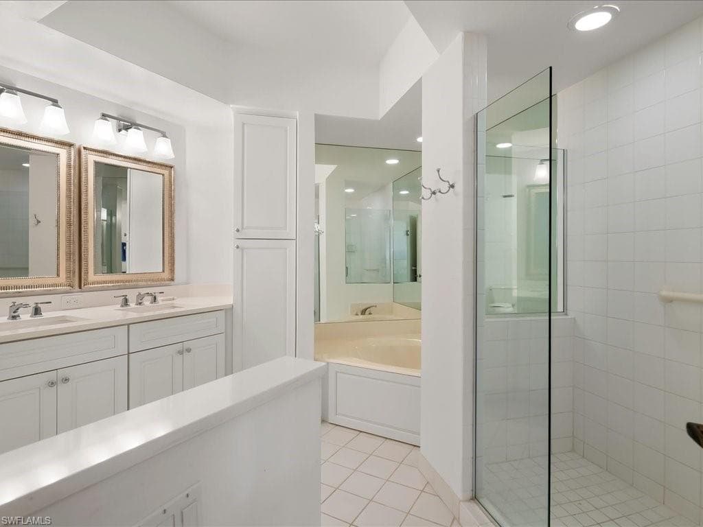 200 L Ambiance Cir 102, Naples, FL 34108-15