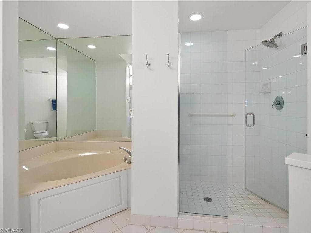 200 L Ambiance Cir 102, Naples, FL 34108-16