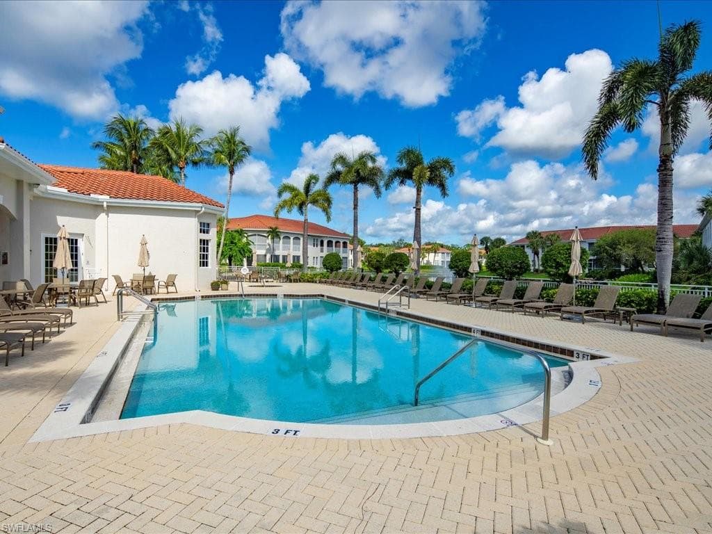 200 L Ambiance Cir 102, Naples, FL 34108-20
