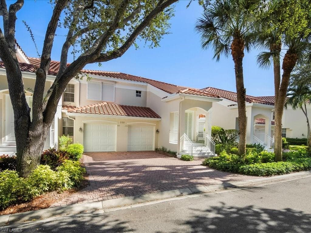 200 L Ambiance Cir 102, Naples, FL 34108-1
