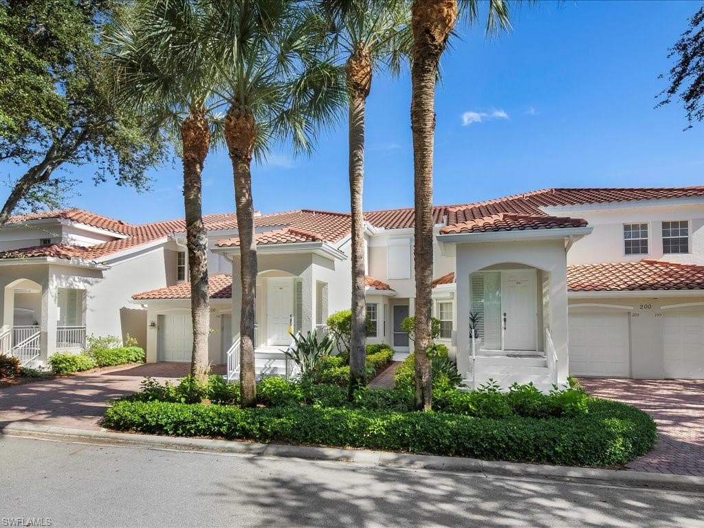 200 L Ambiance Cir 102, Naples, FL 34108-2