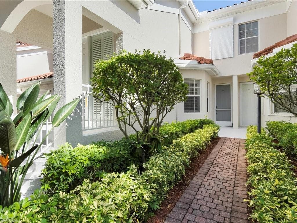 200 L Ambiance Cir 102, Naples, FL 34108-3