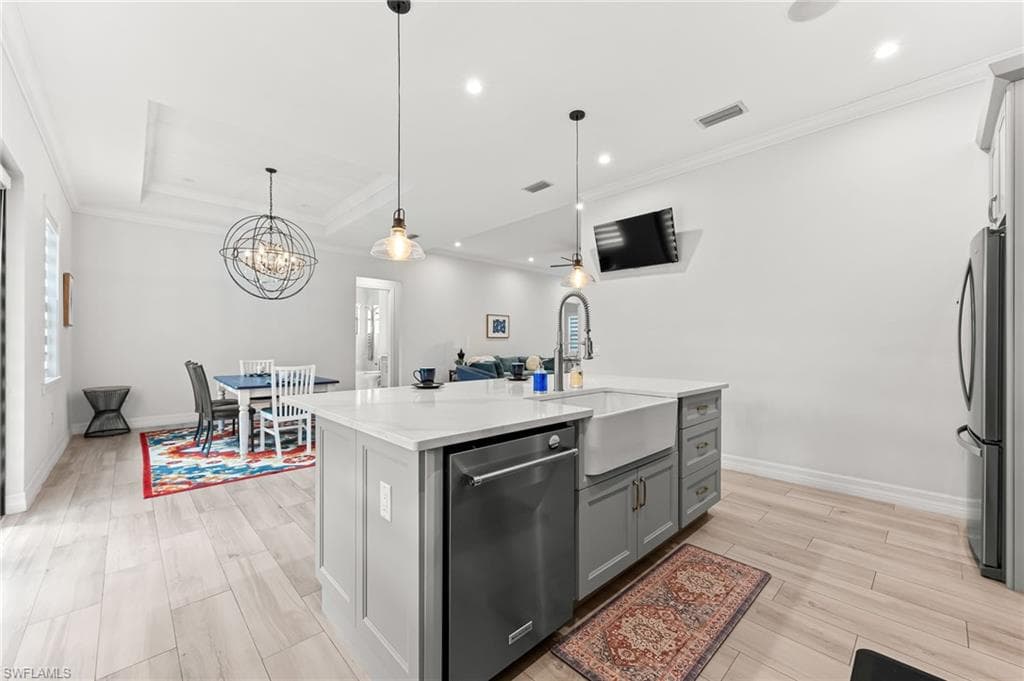 110 6th St NE, Naples, FL 34120-19