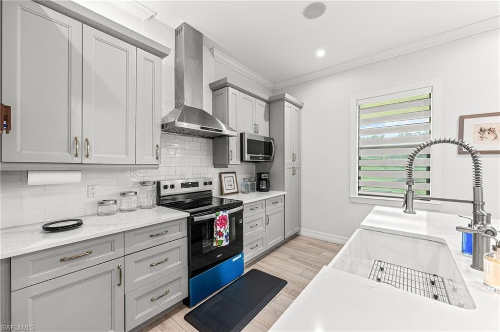 110 6th St NE, Naples, FL 34120-20