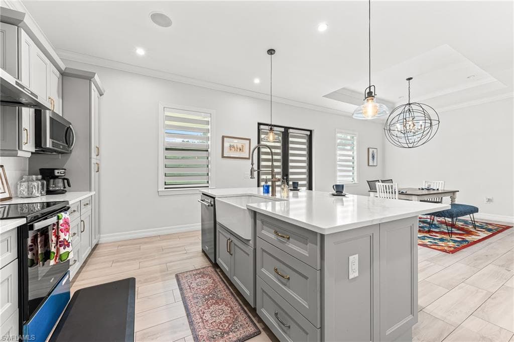 110 6th St NE, Naples, FL 34120-21
