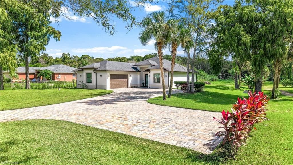 110 6th St NE, Naples, FL 34120-1