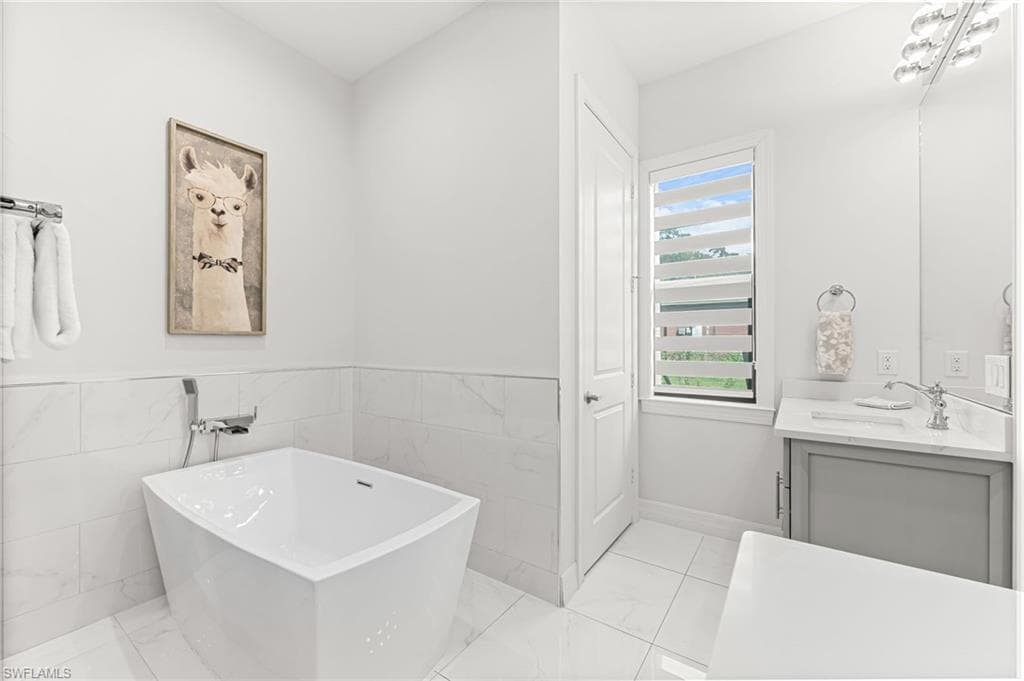 110 6th St NE, Naples, FL 34120-28