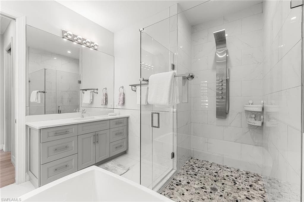 110 6th St NE, Naples, FL 34120-29