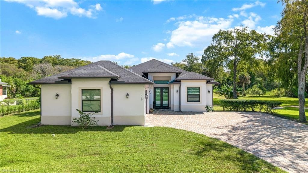 110 6th St NE, Naples, FL 34120-3