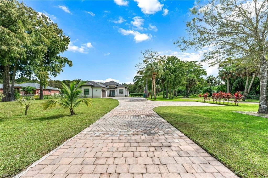 110 6th St NE, Naples, FL 34120-4