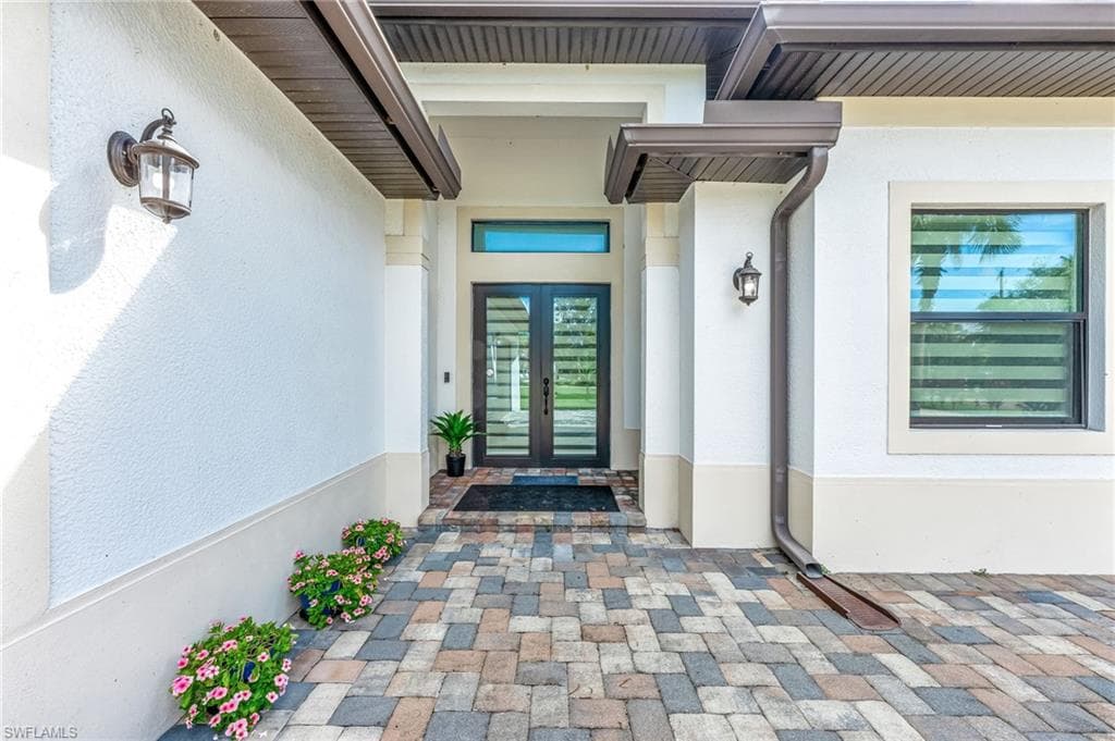 110 6th St NE, Naples, FL 34120-6