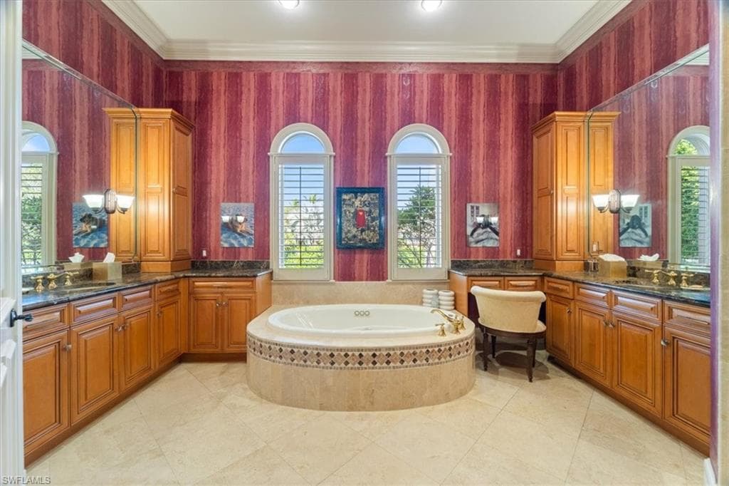 550 21st Ave S, Naples, FL 34102-25