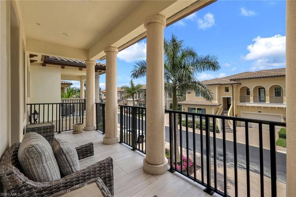 2472 Breakwater Way 11-202, Naples, FL 34112-34