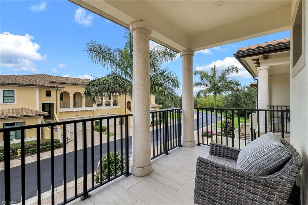 2472 Breakwater Way 11-202, Naples, FL 34112-35