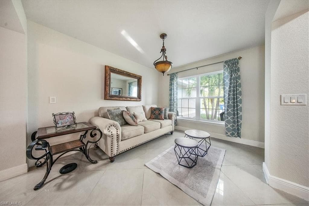 533 Willowbrook Dr, Lehigh Acres, FL 33972-19