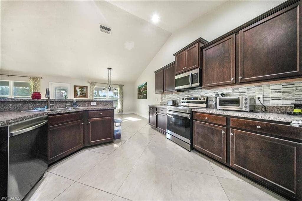 533 Willowbrook Dr, Lehigh Acres, FL 33972-3