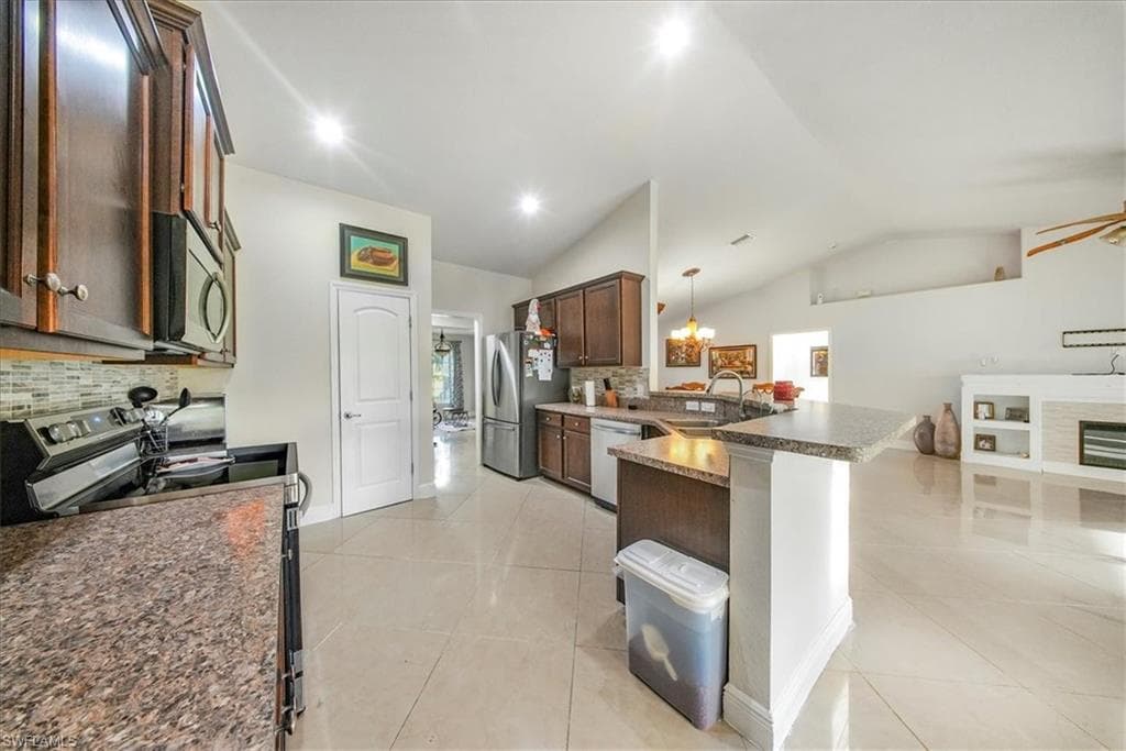 533 Willowbrook Dr, Lehigh Acres, FL 33972-5