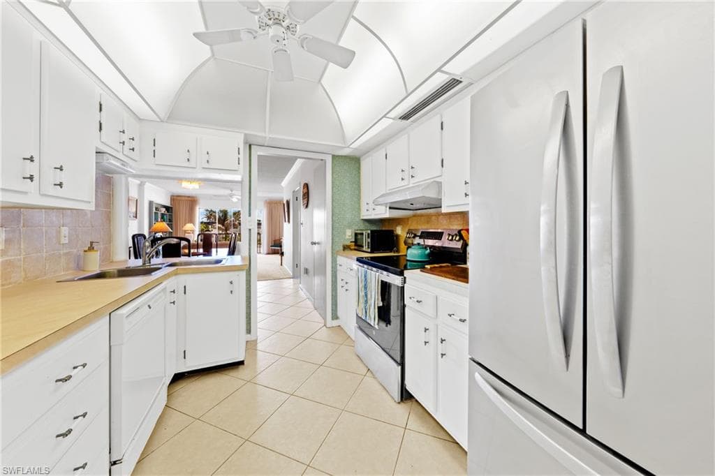 1977 Gulf Shore Blvd N 302, Naples, FL 34102-19