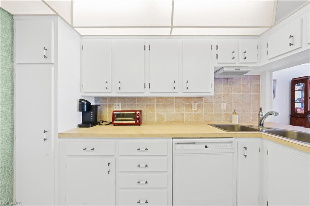 1977 Gulf Shore Blvd N 302, Naples, FL 34102-21