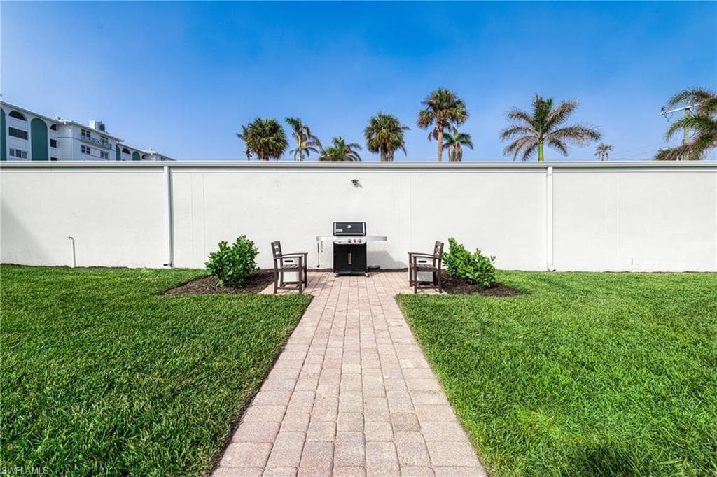 1977 Gulf Shore Blvd N 302, Naples, FL 34102-35