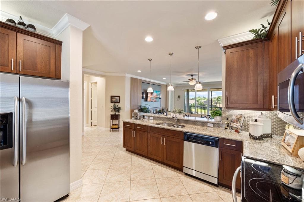 6548 Monterey Pt 202, Naples, FL 34105-8