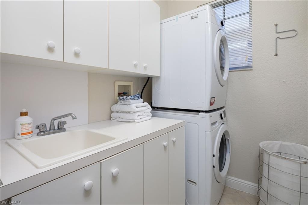 673 Vintage Reserve Cir 11c, Naples, FL 34119-22