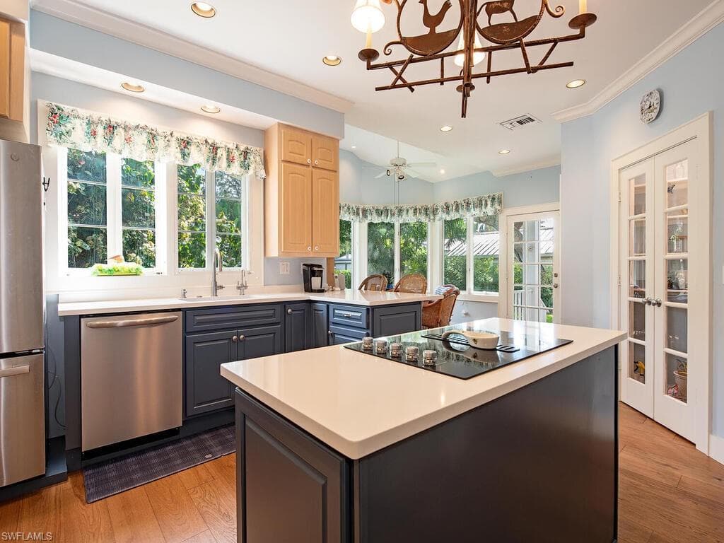 88 11th Ave S, Naples, FL 34102-8