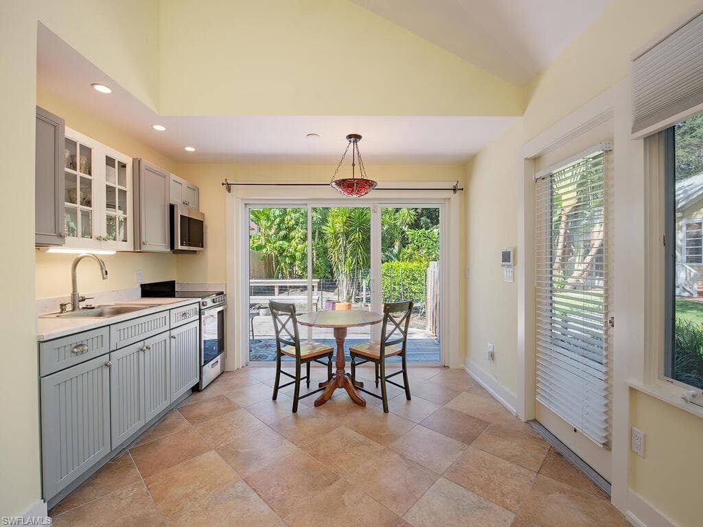 88 11th Ave S, Naples, FL 34102-14