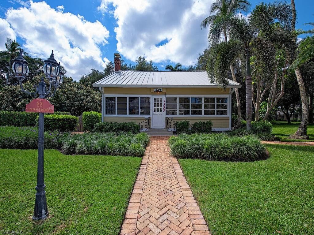 88 11th Ave S, Naples, FL 34102-1