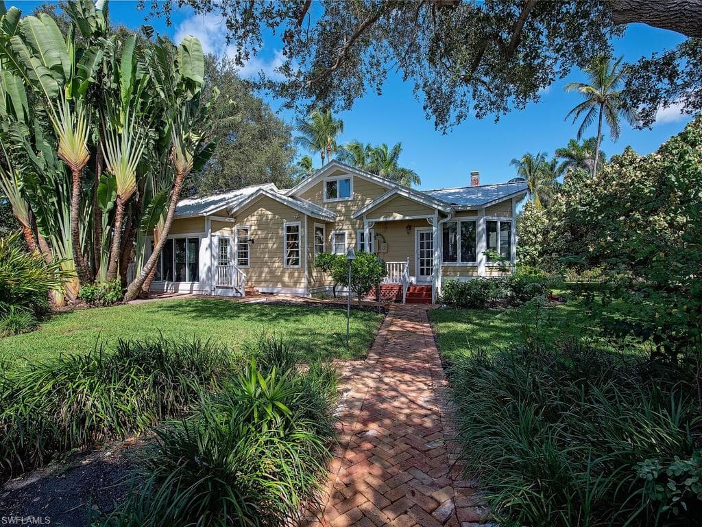 88 11th Ave S, Naples, FL 34102-2